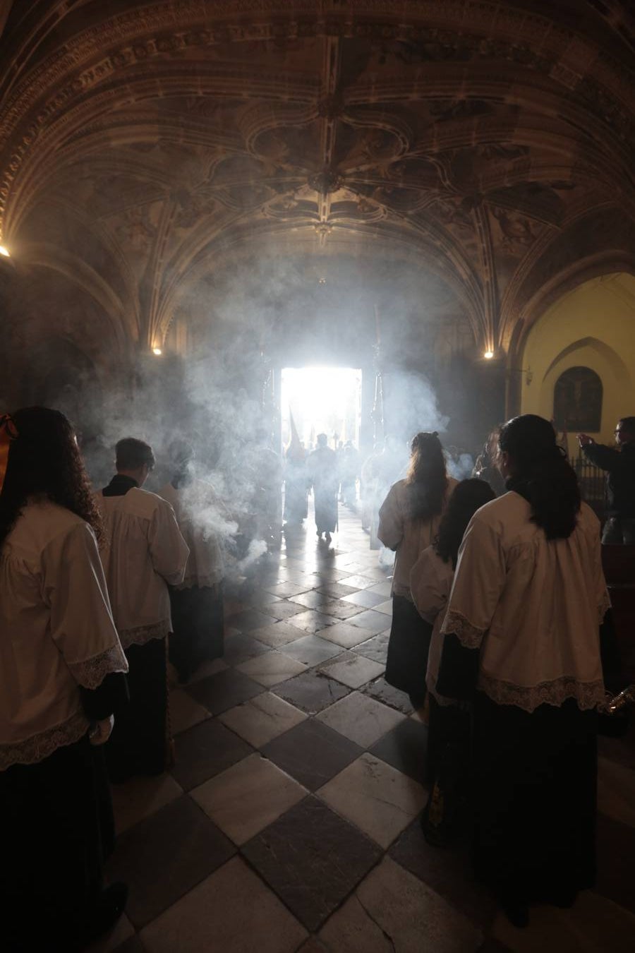 La hermandad de la Soledad de San Jerónimo, la que se conoce popularmente con el nombre de 'Las Chías', estrena este año un nuevo guión de la corporación, que ha sido bordado por Jesús Arco siguiendo el diseño realizado por Álvaro Abril Vela y que incorpora una pintura de Juan Díaz Losada.