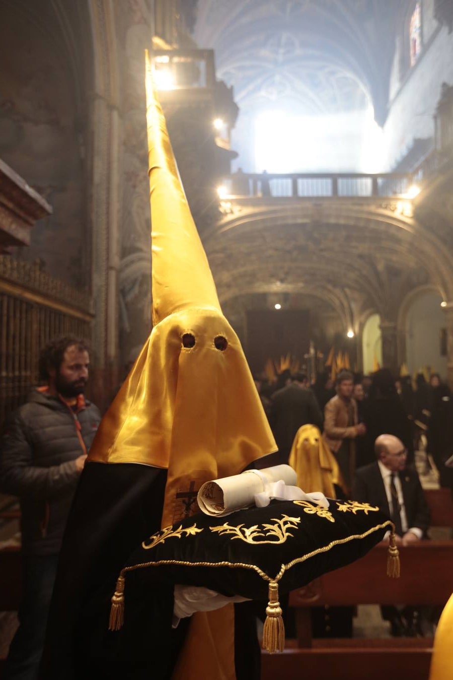 La hermandad de la Soledad de San Jerónimo, la que se conoce popularmente con el nombre de 'Las Chías', estrena este año un nuevo guión de la corporación, que ha sido bordado por Jesús Arco siguiendo el diseño realizado por Álvaro Abril Vela y que incorpora una pintura de Juan Díaz Losada.