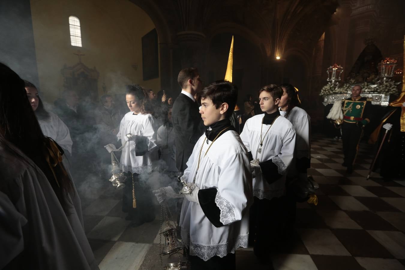 La hermandad de la Soledad de San Jerónimo, la que se conoce popularmente con el nombre de 'Las Chías', estrena este año un nuevo guión de la corporación, que ha sido bordado por Jesús Arco siguiendo el diseño realizado por Álvaro Abril Vela y que incorpora una pintura de Juan Díaz Losada.