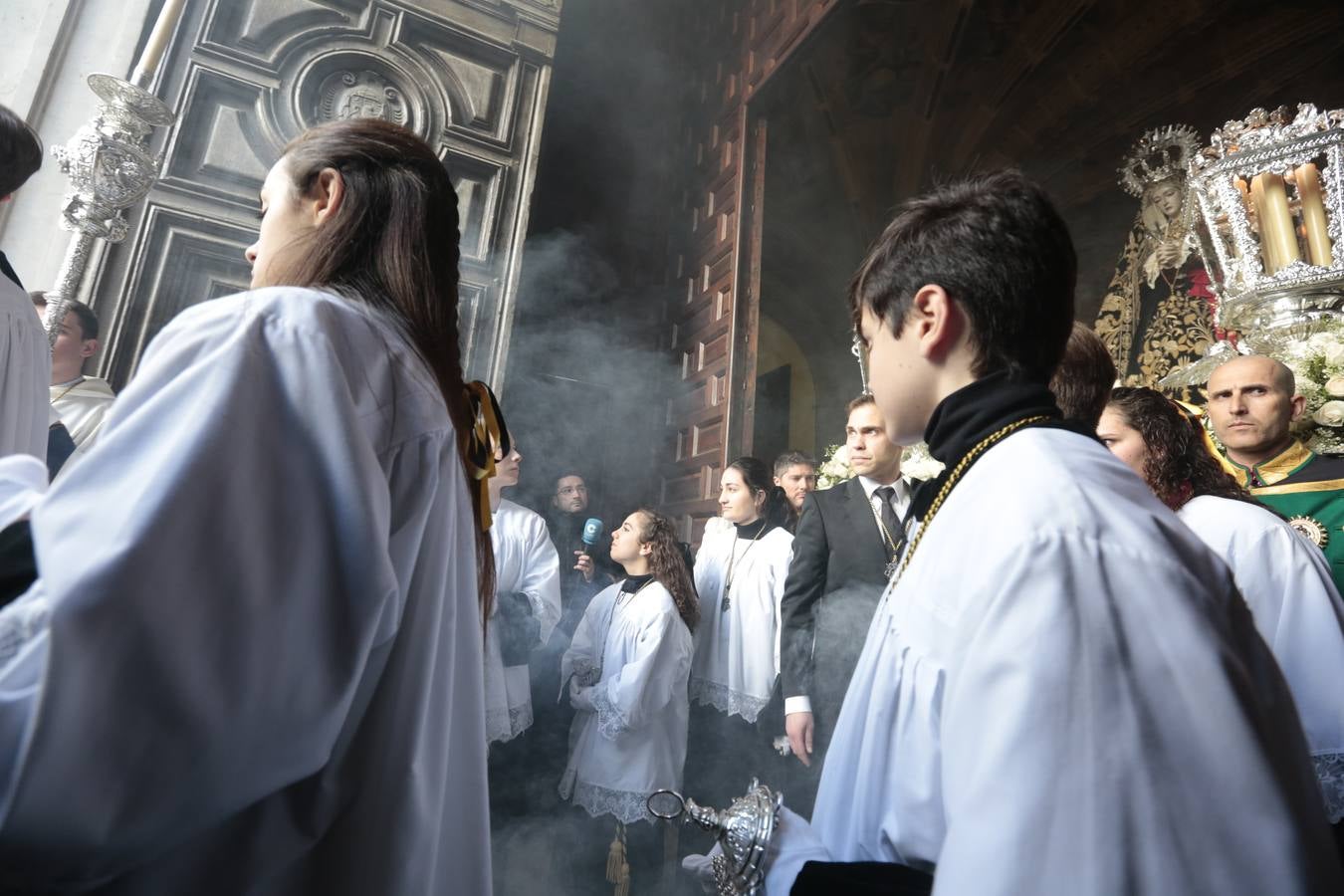 La hermandad de la Soledad de San Jerónimo, la que se conoce popularmente con el nombre de 'Las Chías', estrena este año un nuevo guión de la corporación, que ha sido bordado por Jesús Arco siguiendo el diseño realizado por Álvaro Abril Vela y que incorpora una pintura de Juan Díaz Losada.