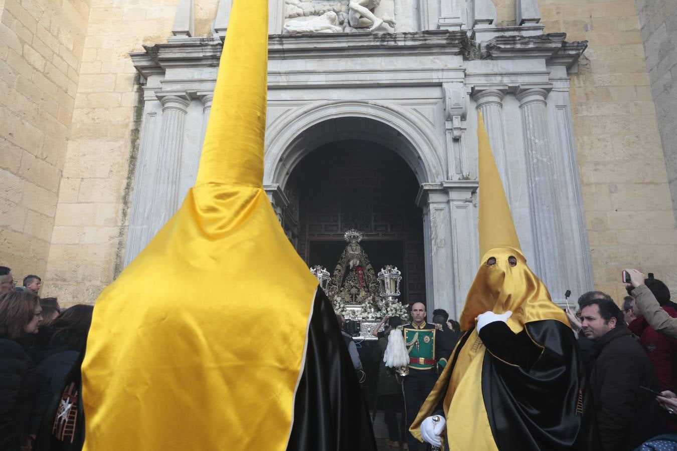 La hermandad de la Soledad de San Jerónimo, la que se conoce popularmente con el nombre de 'Las Chías', estrena este año un nuevo guión de la corporación, que ha sido bordado por Jesús Arco siguiendo el diseño realizado por Álvaro Abril Vela y que incorpora una pintura de Juan Díaz Losada.