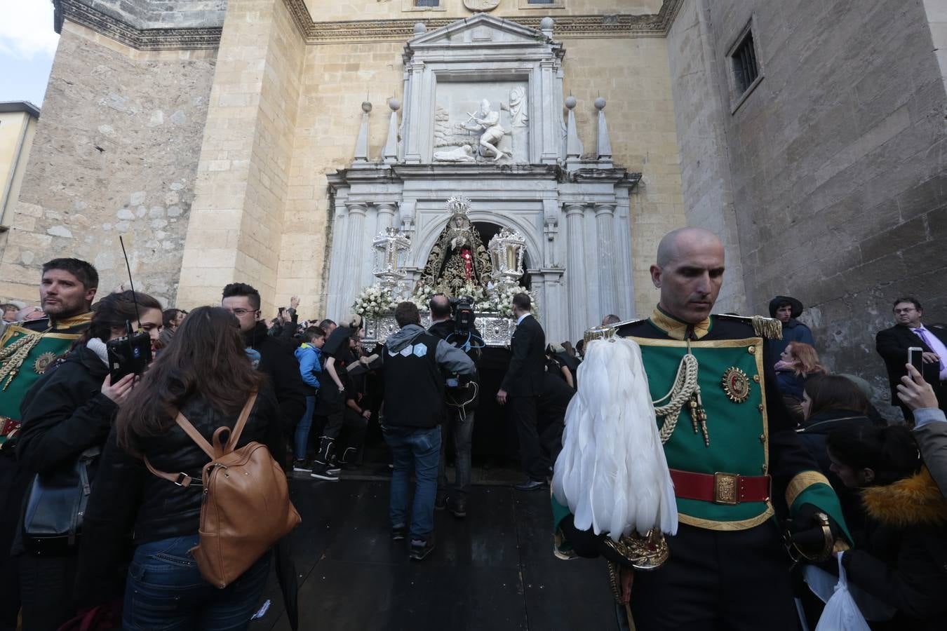 La hermandad de la Soledad de San Jerónimo, la que se conoce popularmente con el nombre de 'Las Chías', estrena este año un nuevo guión de la corporación, que ha sido bordado por Jesús Arco siguiendo el diseño realizado por Álvaro Abril Vela y que incorpora una pintura de Juan Díaz Losada.