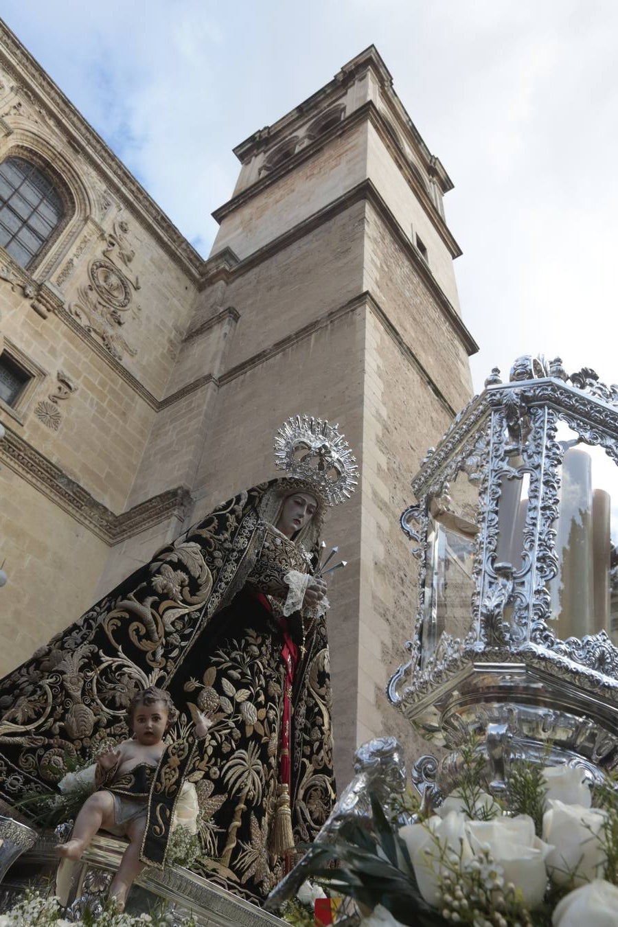 La hermandad de la Soledad de San Jerónimo, la que se conoce popularmente con el nombre de 'Las Chías', estrena este año un nuevo guión de la corporación, que ha sido bordado por Jesús Arco siguiendo el diseño realizado por Álvaro Abril Vela y que incorpora una pintura de Juan Díaz Losada.