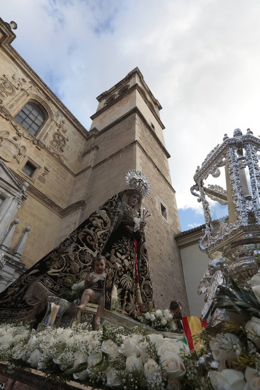 La hermandad de la Soledad de San Jerónimo, la que se conoce popularmente con el nombre de 'Las Chías', estrena este año un nuevo guión de la corporación, que ha sido bordado por Jesús Arco siguiendo el diseño realizado por Álvaro Abril Vela y que incorpora una pintura de Juan Díaz Losada.