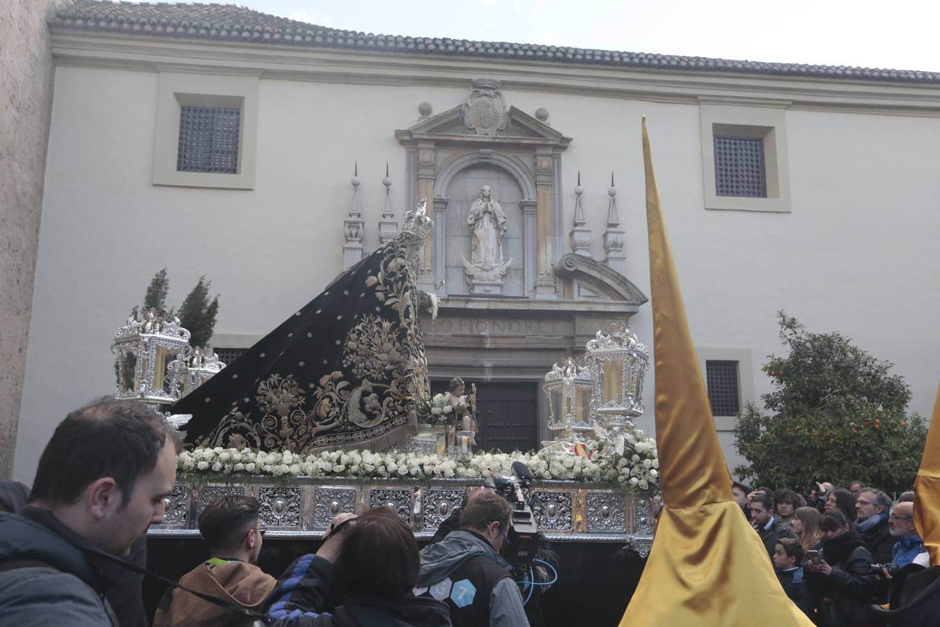 La hermandad de la Soledad de San Jerónimo, la que se conoce popularmente con el nombre de 'Las Chías', estrena este año un nuevo guión de la corporación, que ha sido bordado por Jesús Arco siguiendo el diseño realizado por Álvaro Abril Vela y que incorpora una pintura de Juan Díaz Losada.