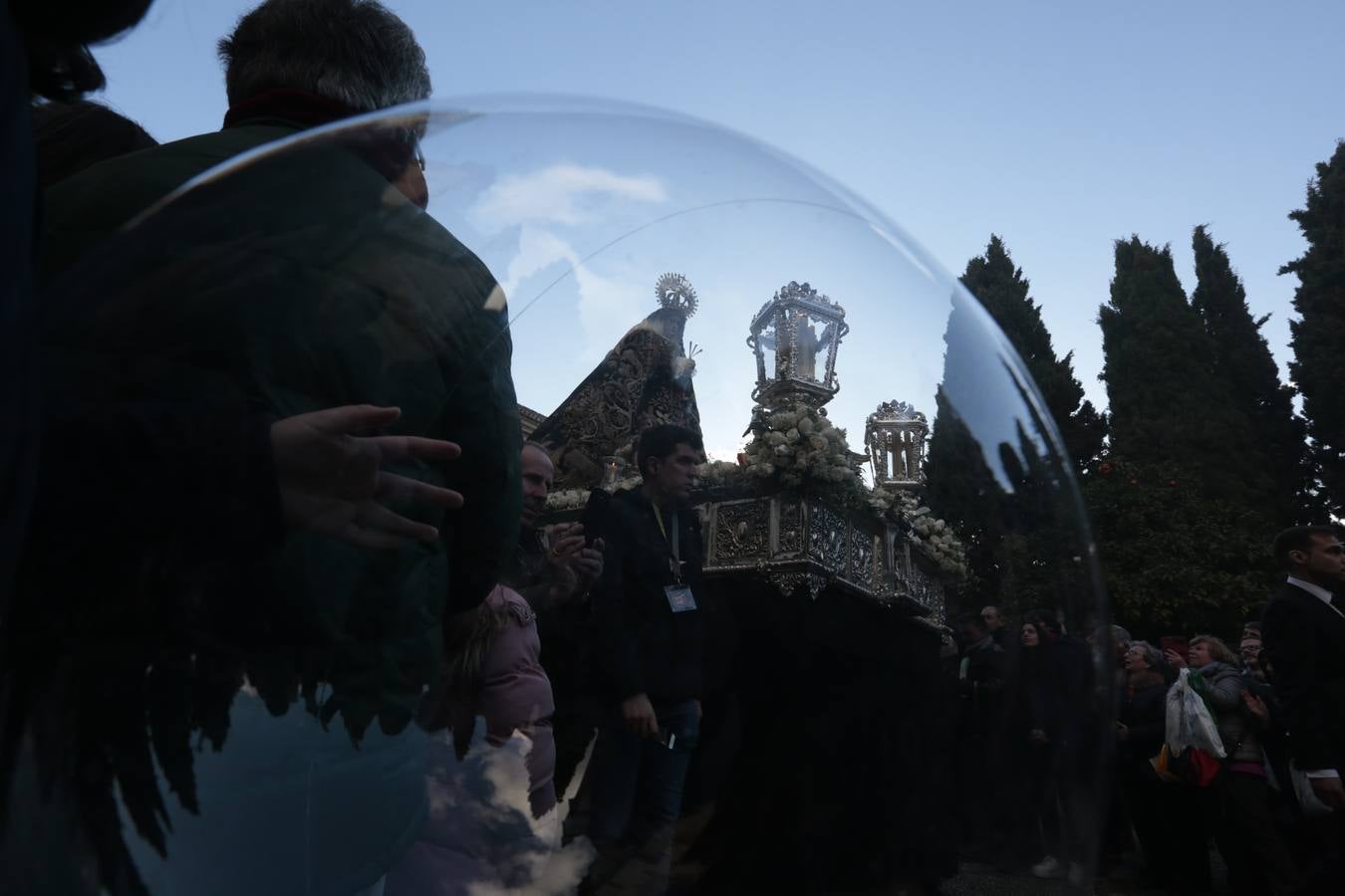 La hermandad de la Soledad de San Jerónimo, la que se conoce popularmente con el nombre de 'Las Chías', estrena este año un nuevo guión de la corporación, que ha sido bordado por Jesús Arco siguiendo el diseño realizado por Álvaro Abril Vela y que incorpora una pintura de Juan Díaz Losada.