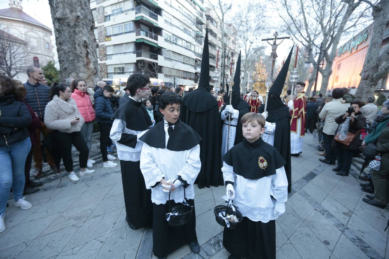 La cofradía del templo de San José de Calasanz estrena nuevo llamador para el paso de Cristo, realizado por Alberto Quiros, así como otro nuevo llamador para el paso de palio, una nueva parihuela en madera para el paso de Cristo y corona de espinas para el Señor, realizada por Antonio Hernández.