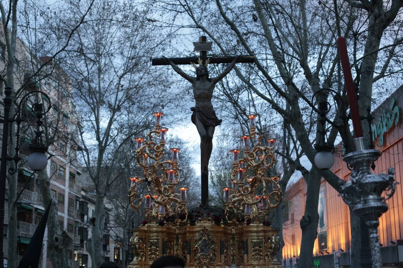 La cofradía del templo de San José de Calasanz estrena nuevo llamador para el paso de Cristo, realizado por Alberto Quiros, así como otro nuevo llamador para el paso de palio, una nueva parihuela en madera para el paso de Cristo y corona de espinas para el Señor, realizada por Antonio Hernández.