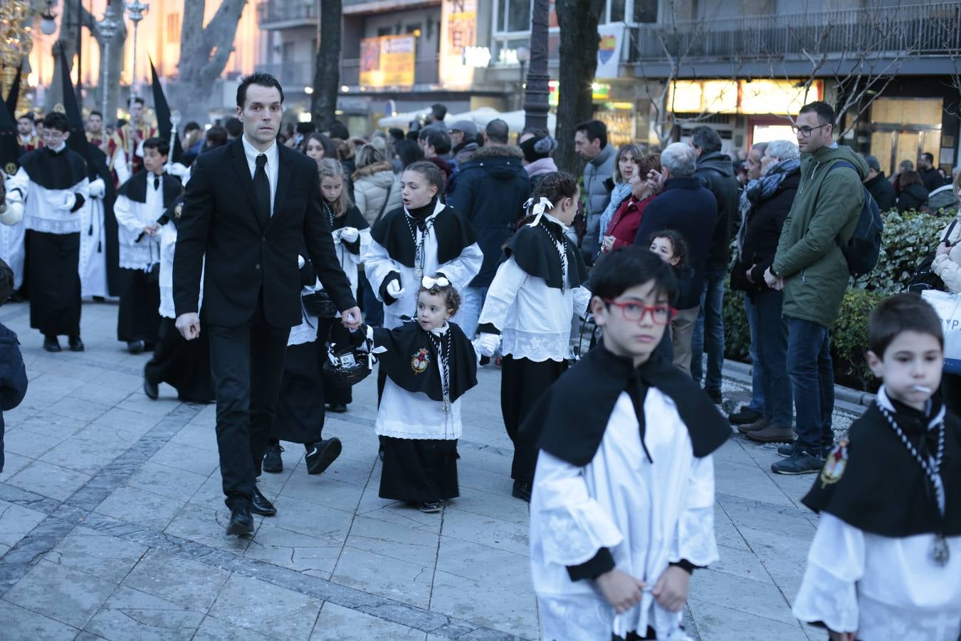 La cofradía del templo de San José de Calasanz estrena nuevo llamador para el paso de Cristo, realizado por Alberto Quiros, así como otro nuevo llamador para el paso de palio, una nueva parihuela en madera para el paso de Cristo y corona de espinas para el Señor, realizada por Antonio Hernández.