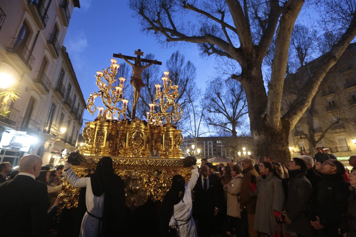 La cofradía del templo de San José de Calasanz estrena nuevo llamador para el paso de Cristo, realizado por Alberto Quiros, así como otro nuevo llamador para el paso de palio, una nueva parihuela en madera para el paso de Cristo y corona de espinas para el Señor, realizada por Antonio Hernández.