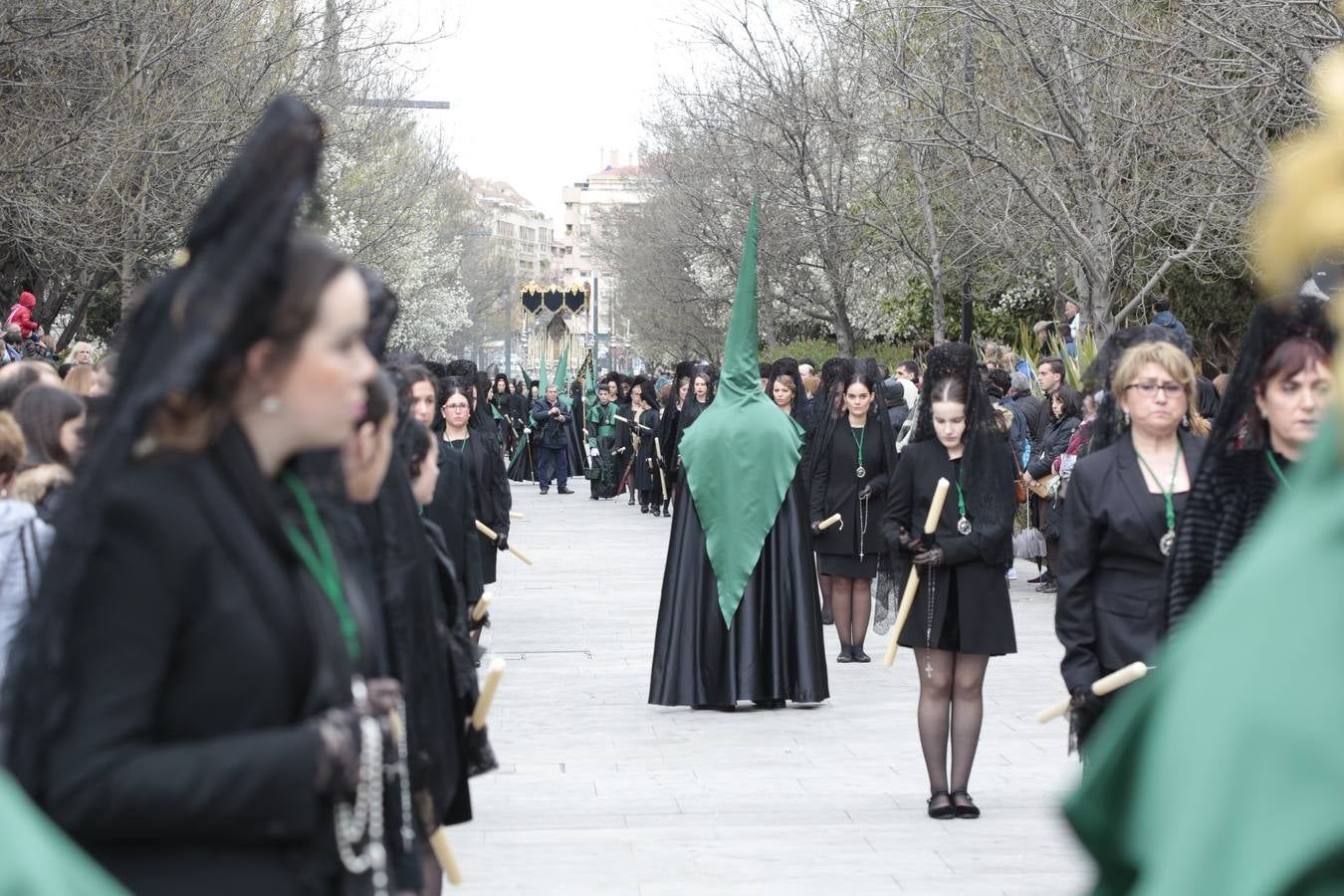 Este Viernes Santo ha vuelto la Legión a Granada. El Cristo de la Buena Muerte ha salido a las calles escoltado por una Escuadra de Gastadores de La Legión. En concreto, las unidades que se han desplazado hasta Granada pertenecen a la Brigada Rey Alfonso XIII II de la Legión con sede en Viator (Almería)