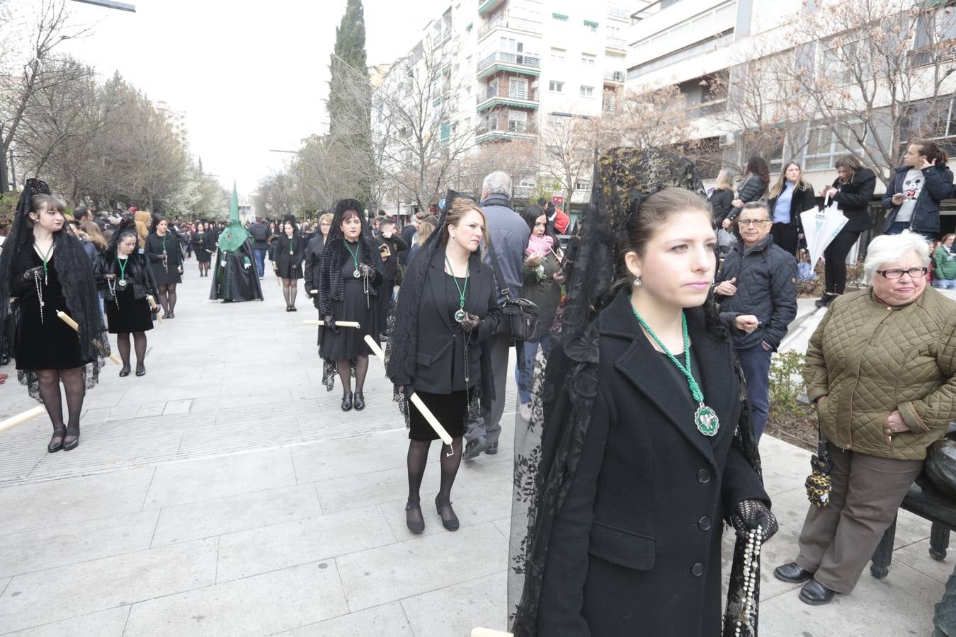 Este Viernes Santo ha vuelto la Legión a Granada. El Cristo de la Buena Muerte ha salido a las calles escoltado por una Escuadra de Gastadores de La Legión. En concreto, las unidades que se han desplazado hasta Granada pertenecen a la Brigada Rey Alfonso XIII II de la Legión con sede en Viator (Almería)