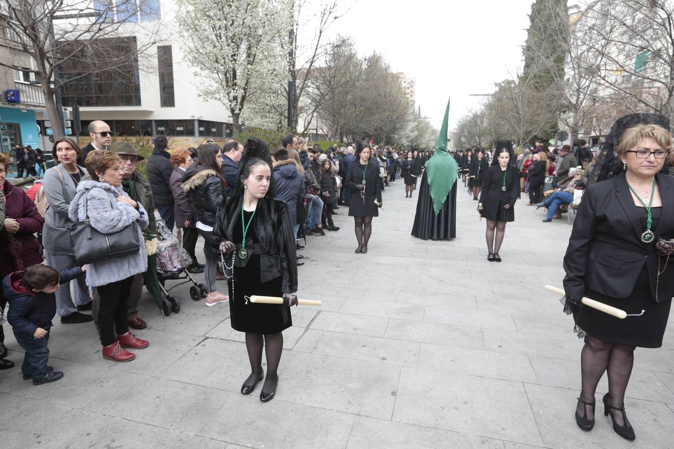 Este Viernes Santo ha vuelto la Legión a Granada. El Cristo de la Buena Muerte ha salido a las calles escoltado por una Escuadra de Gastadores de La Legión. En concreto, las unidades que se han desplazado hasta Granada pertenecen a la Brigada Rey Alfonso XIII II de la Legión con sede en Viator (Almería)