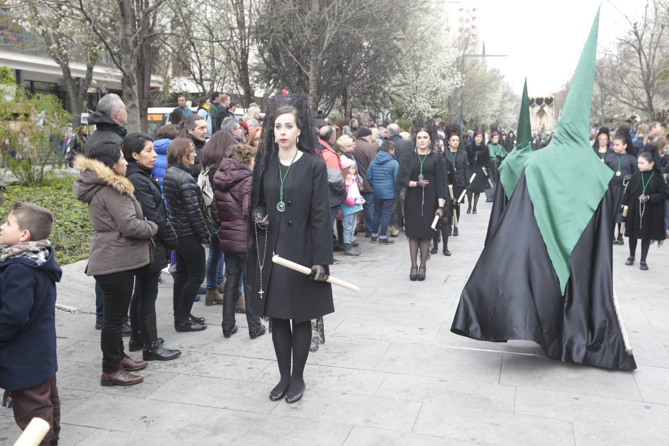 Este Viernes Santo ha vuelto la Legión a Granada. El Cristo de la Buena Muerte ha salido a las calles escoltado por una Escuadra de Gastadores de La Legión. En concreto, las unidades que se han desplazado hasta Granada pertenecen a la Brigada Rey Alfonso XIII II de la Legión con sede en Viator (Almería)