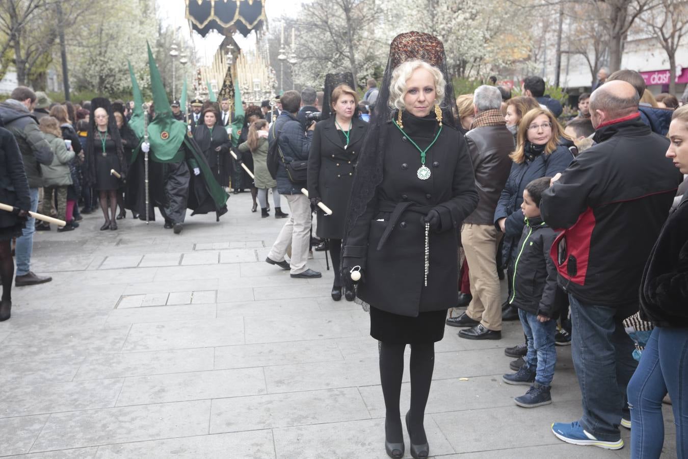 Este Viernes Santo ha vuelto la Legión a Granada. El Cristo de la Buena Muerte ha salido a las calles escoltado por una Escuadra de Gastadores de La Legión. En concreto, las unidades que se han desplazado hasta Granada pertenecen a la Brigada Rey Alfonso XIII II de la Legión con sede en Viator (Almería)