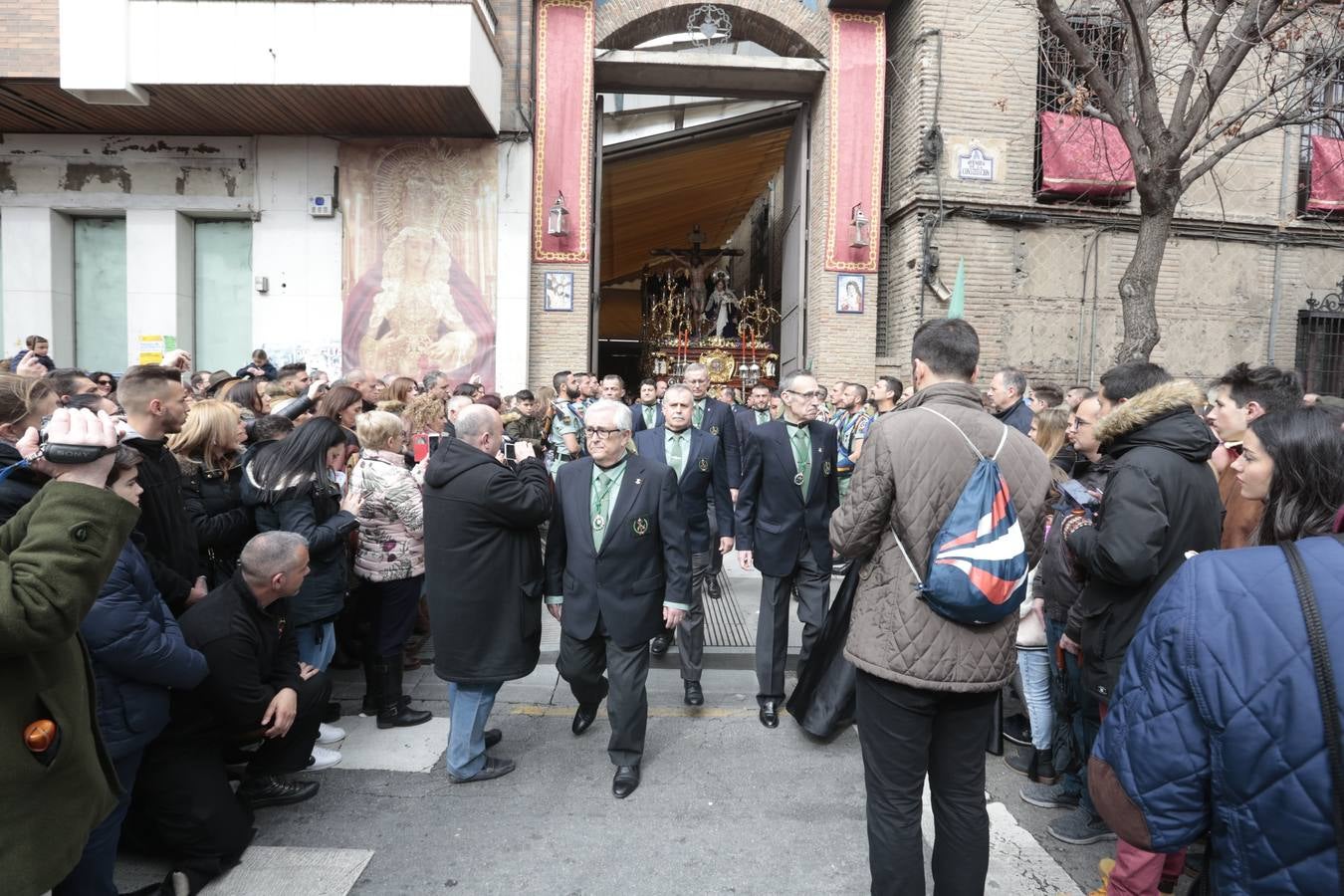 Este Viernes Santo ha vuelto la Legión a Granada. El Cristo de la Buena Muerte ha salido a las calles escoltado por una Escuadra de Gastadores de La Legión. En concreto, las unidades que se han desplazado hasta Granada pertenecen a la Brigada Rey Alfonso XIII II de la Legión con sede en Viator (Almería)