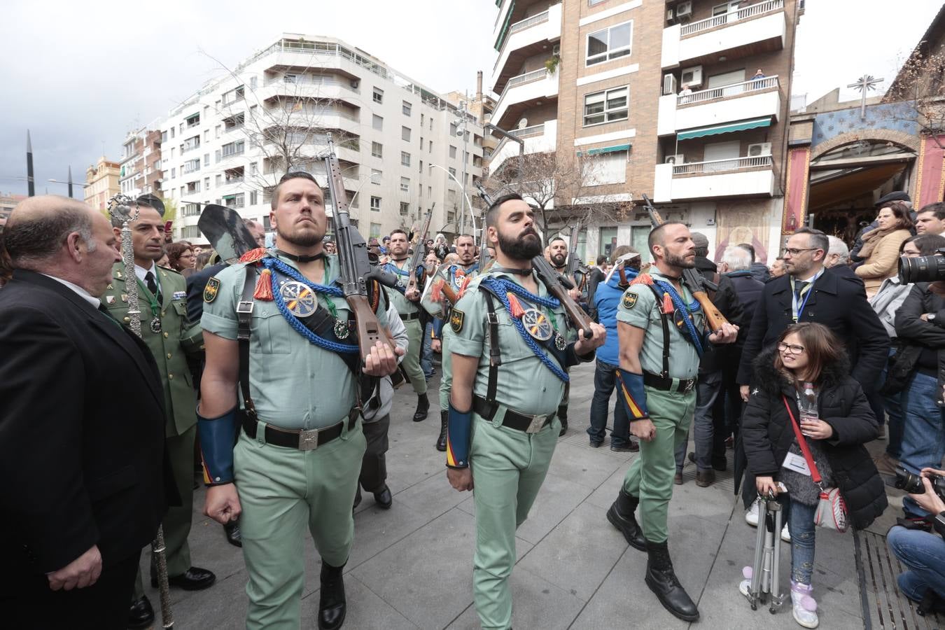 Este Viernes Santo ha vuelto la Legión a Granada. El Cristo de la Buena Muerte ha salido a las calles escoltado por una Escuadra de Gastadores de La Legión. En concreto, las unidades que se han desplazado hasta Granada pertenecen a la Brigada Rey Alfonso XIII II de la Legión con sede en Viator (Almería)