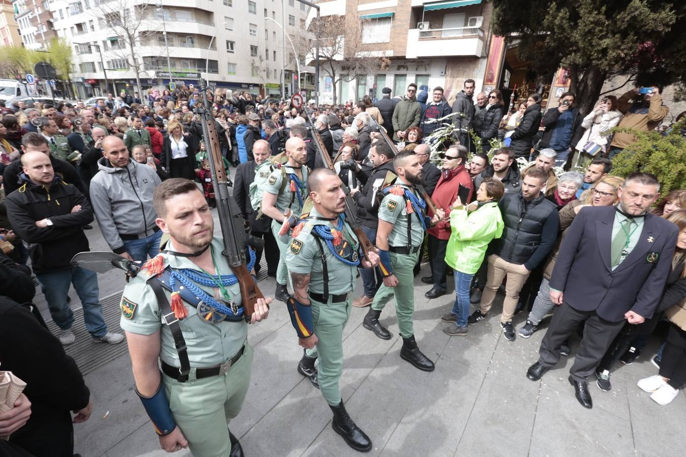 Este Viernes Santo ha vuelto la Legión a Granada. El Cristo de la Buena Muerte ha salido a las calles escoltado por una Escuadra de Gastadores de La Legión. En concreto, las unidades que se han desplazado hasta Granada pertenecen a la Brigada Rey Alfonso XIII II de la Legión con sede en Viator (Almería)