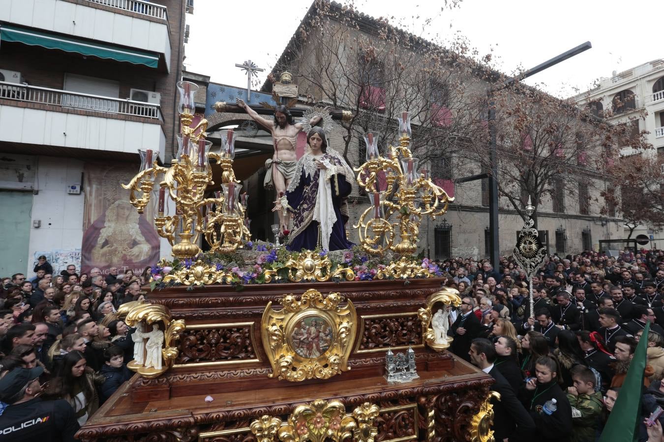 Este Viernes Santo ha vuelto la Legión a Granada. El Cristo de la Buena Muerte ha salido a las calles escoltado por una Escuadra de Gastadores de La Legión. En concreto, las unidades que se han desplazado hasta Granada pertenecen a la Brigada Rey Alfonso XIII II de la Legión con sede en Viator (Almería)