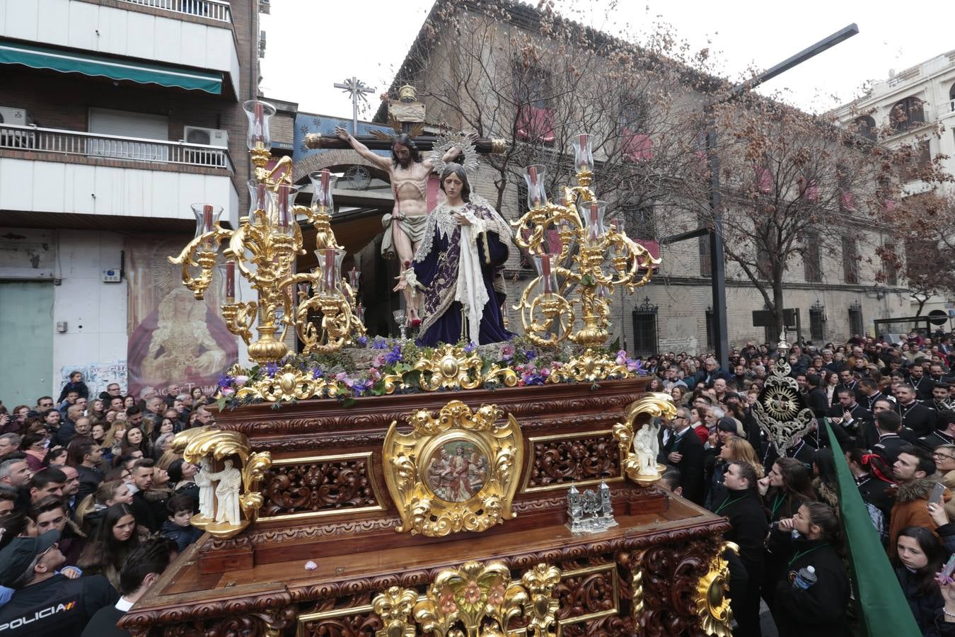 Este Viernes Santo ha vuelto la Legión a Granada. El Cristo de la Buena Muerte ha salido a las calles escoltado por una Escuadra de Gastadores de La Legión. En concreto, las unidades que se han desplazado hasta Granada pertenecen a la Brigada Rey Alfonso XIII II de la Legión con sede en Viator (Almería)