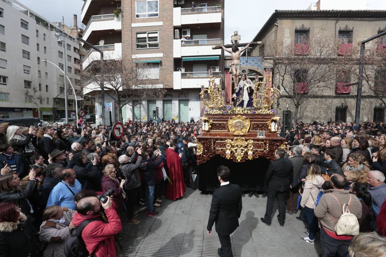 Este Viernes Santo ha vuelto la Legión a Granada. El Cristo de la Buena Muerte ha salido a las calles escoltado por una Escuadra de Gastadores de La Legión. En concreto, las unidades que se han desplazado hasta Granada pertenecen a la Brigada Rey Alfonso XIII II de la Legión con sede en Viator (Almería)