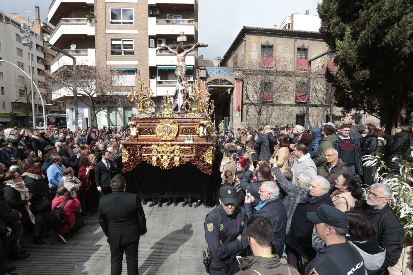 Este Viernes Santo ha vuelto la Legión a Granada. El Cristo de la Buena Muerte ha salido a las calles escoltado por una Escuadra de Gastadores de La Legión. En concreto, las unidades que se han desplazado hasta Granada pertenecen a la Brigada Rey Alfonso XIII II de la Legión con sede en Viator (Almería)