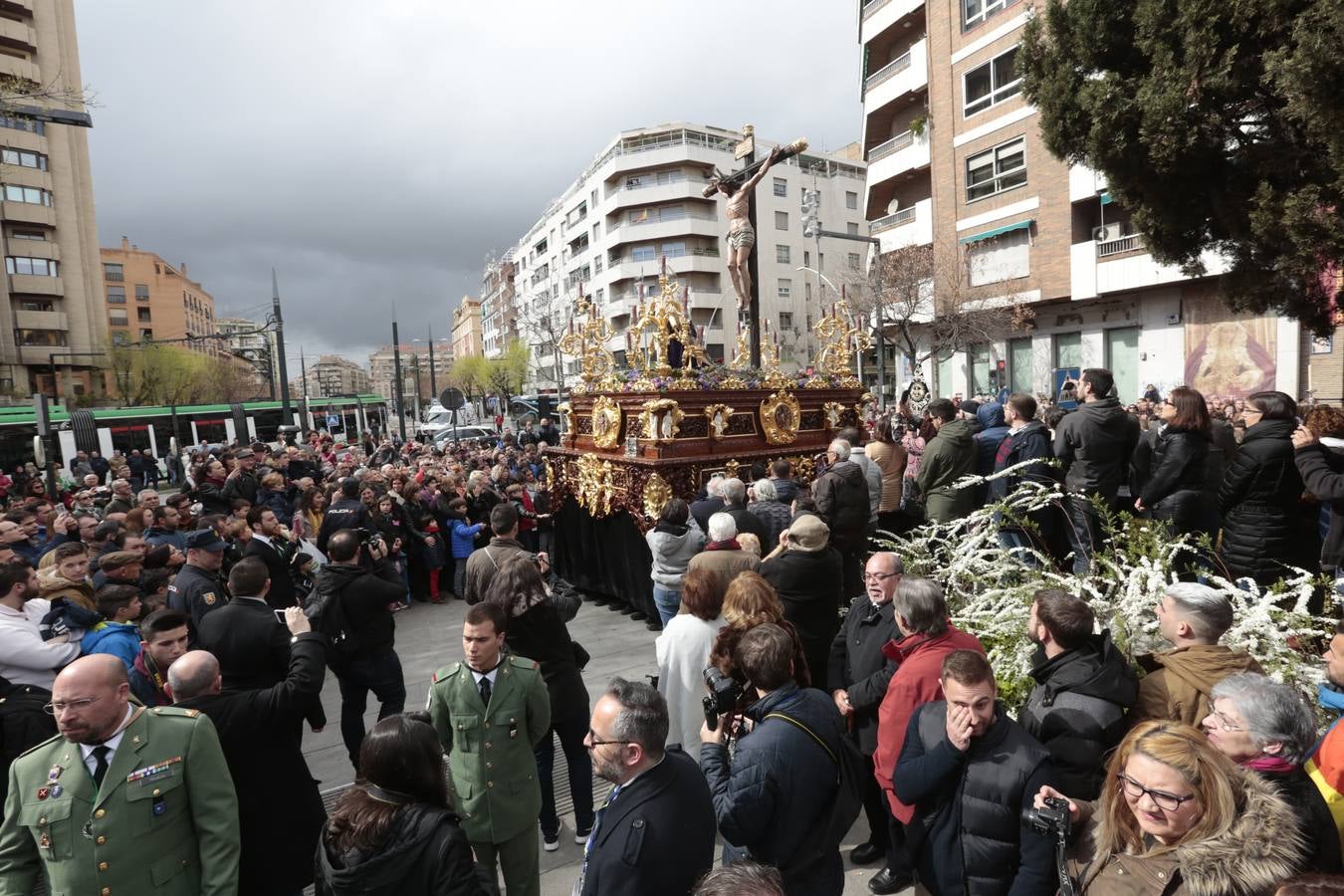 Este Viernes Santo ha vuelto la Legión a Granada. El Cristo de la Buena Muerte ha salido a las calles escoltado por una Escuadra de Gastadores de La Legión. En concreto, las unidades que se han desplazado hasta Granada pertenecen a la Brigada Rey Alfonso XIII II de la Legión con sede en Viator (Almería)