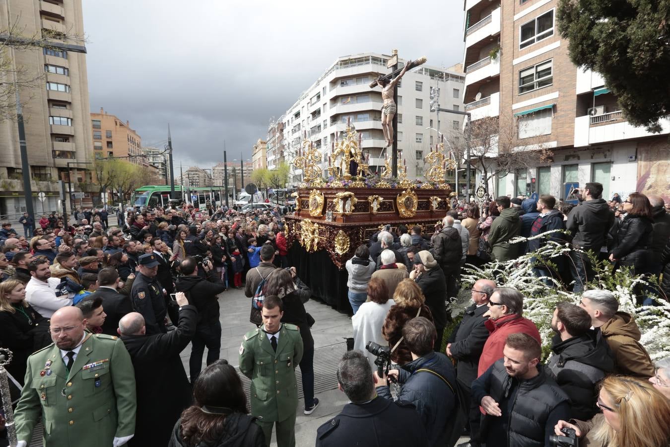 Este Viernes Santo ha vuelto la Legión a Granada. El Cristo de la Buena Muerte ha salido a las calles escoltado por una Escuadra de Gastadores de La Legión. En concreto, las unidades que se han desplazado hasta Granada pertenecen a la Brigada Rey Alfonso XIII II de la Legión con sede en Viator (Almería)