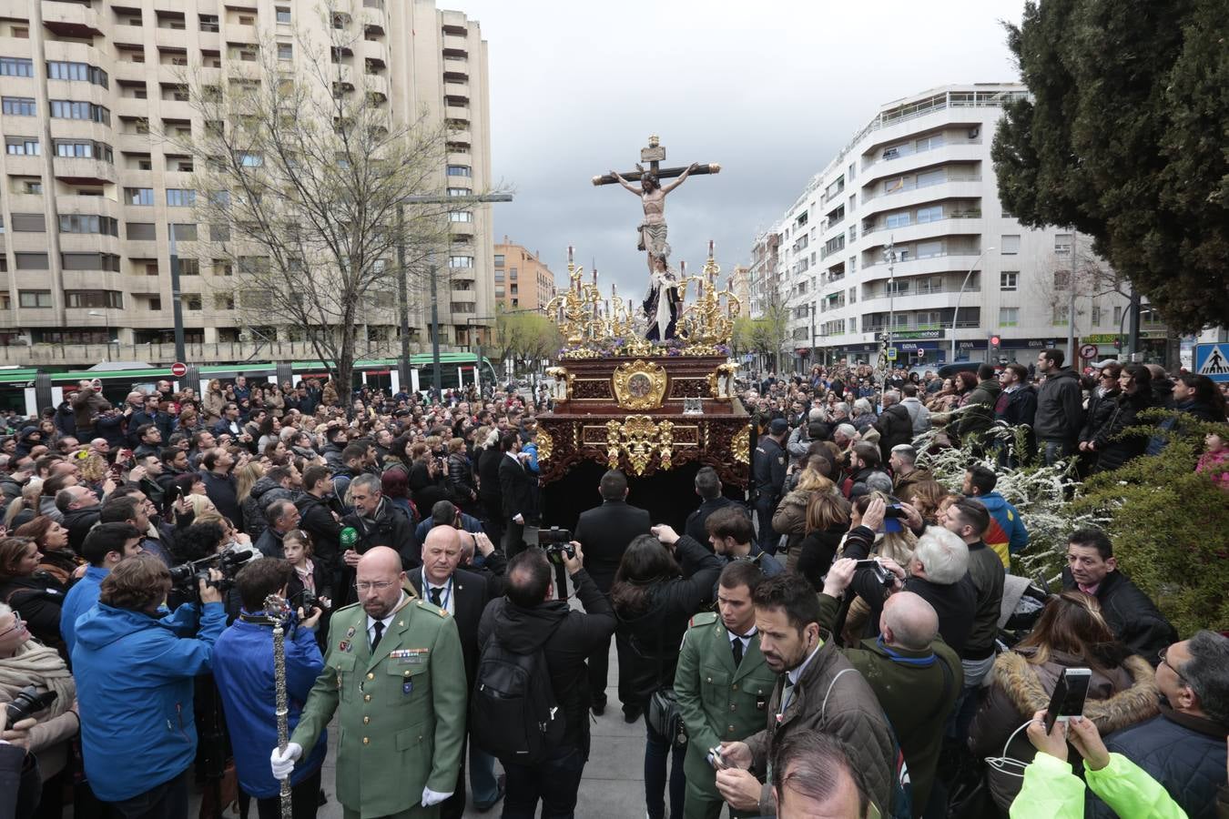 Este Viernes Santo ha vuelto la Legión a Granada. El Cristo de la Buena Muerte ha salido a las calles escoltado por una Escuadra de Gastadores de La Legión. En concreto, las unidades que se han desplazado hasta Granada pertenecen a la Brigada Rey Alfonso XIII II de la Legión con sede en Viator (Almería)