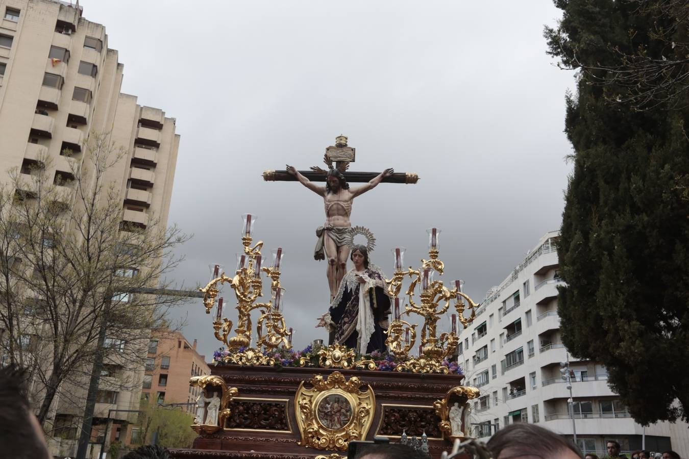 Este Viernes Santo ha vuelto la Legión a Granada. El Cristo de la Buena Muerte ha salido a las calles escoltado por una Escuadra de Gastadores de La Legión. En concreto, las unidades que se han desplazado hasta Granada pertenecen a la Brigada Rey Alfonso XIII II de la Legión con sede en Viator (Almería)