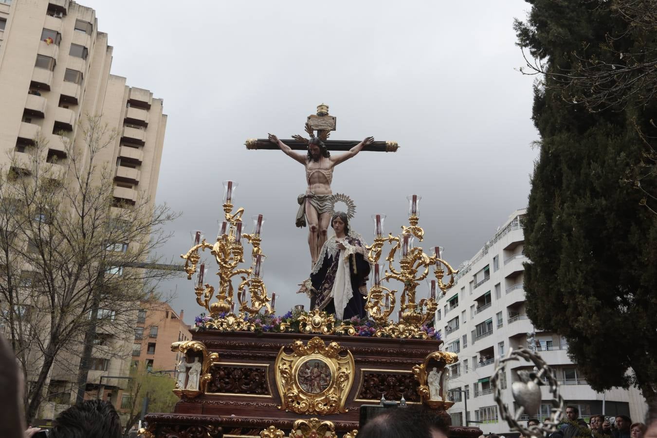 Este Viernes Santo ha vuelto la Legión a Granada. El Cristo de la Buena Muerte ha salido a las calles escoltado por una Escuadra de Gastadores de La Legión. En concreto, las unidades que se han desplazado hasta Granada pertenecen a la Brigada Rey Alfonso XIII II de la Legión con sede en Viator (Almería)