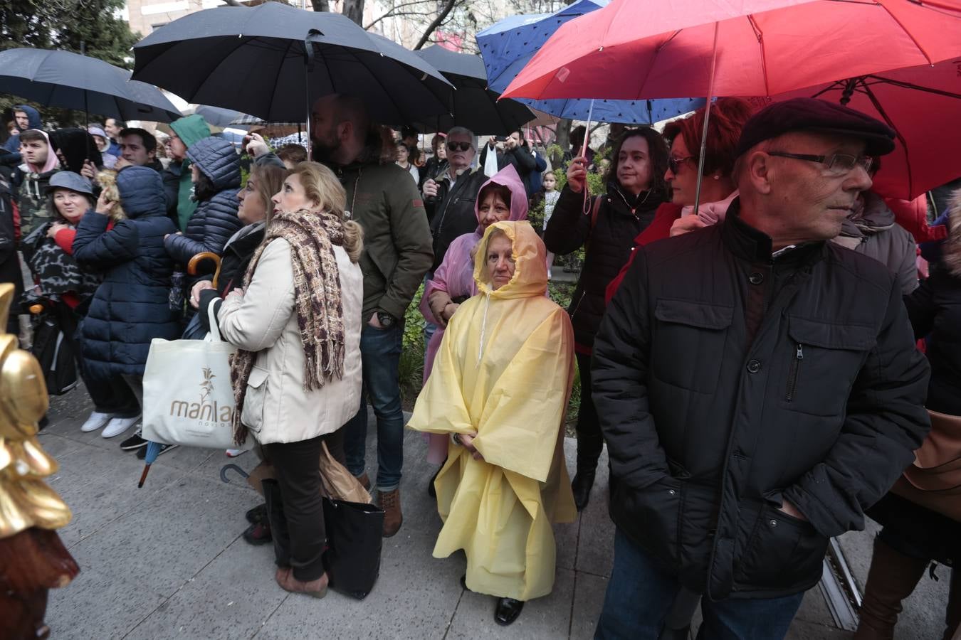 Este Viernes Santo ha vuelto la Legión a Granada. El Cristo de la Buena Muerte ha salido a las calles escoltado por una Escuadra de Gastadores de La Legión. En concreto, las unidades que se han desplazado hasta Granada pertenecen a la Brigada Rey Alfonso XIII II de la Legión con sede en Viator (Almería)