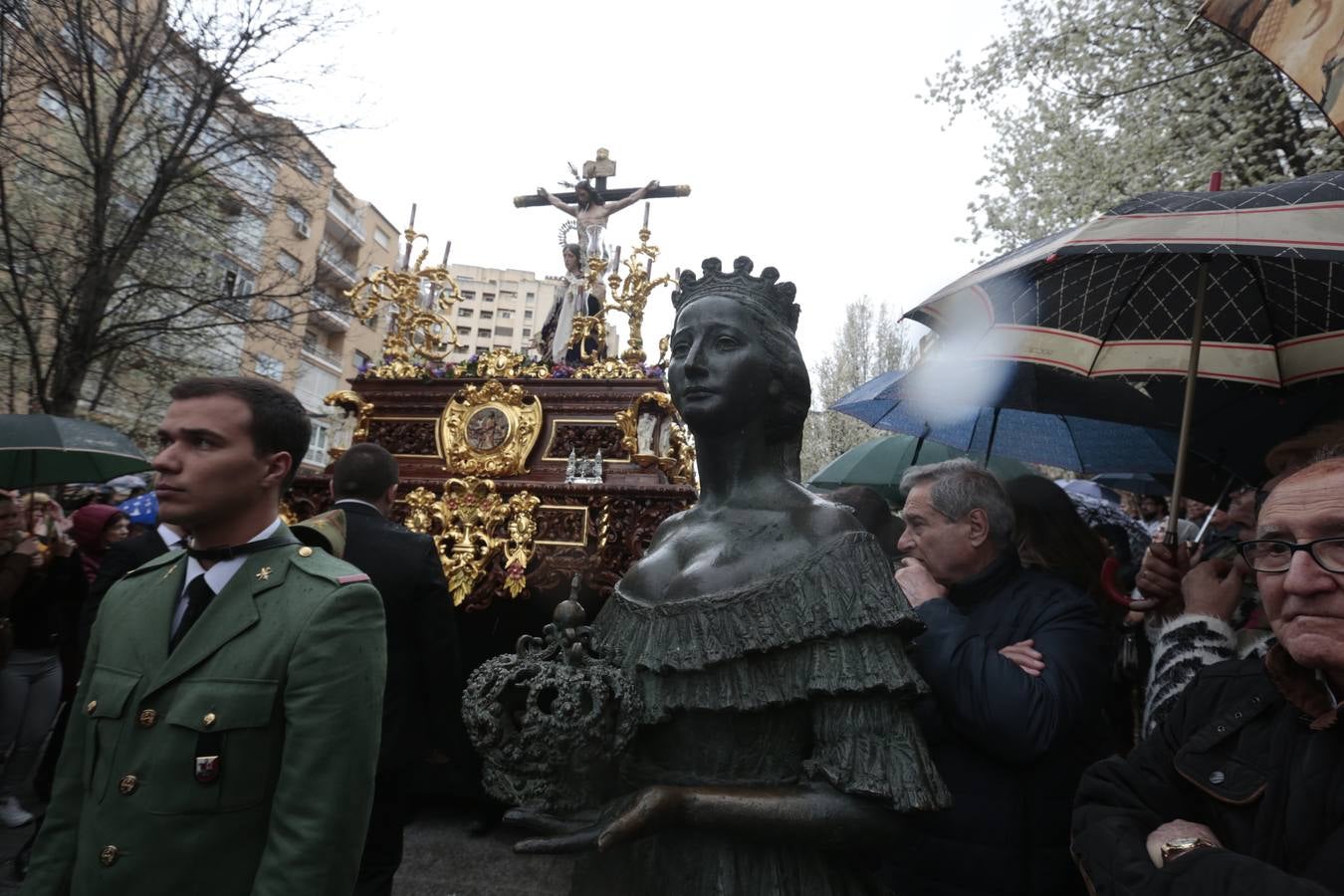 Este Viernes Santo ha vuelto la Legión a Granada. El Cristo de la Buena Muerte ha salido a las calles escoltado por una Escuadra de Gastadores de La Legión. En concreto, las unidades que se han desplazado hasta Granada pertenecen a la Brigada Rey Alfonso XIII II de la Legión con sede en Viator (Almería)