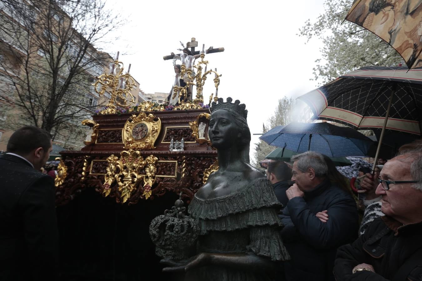 Este Viernes Santo ha vuelto la Legión a Granada. El Cristo de la Buena Muerte ha salido a las calles escoltado por una Escuadra de Gastadores de La Legión. En concreto, las unidades que se han desplazado hasta Granada pertenecen a la Brigada Rey Alfonso XIII II de la Legión con sede en Viator (Almería)