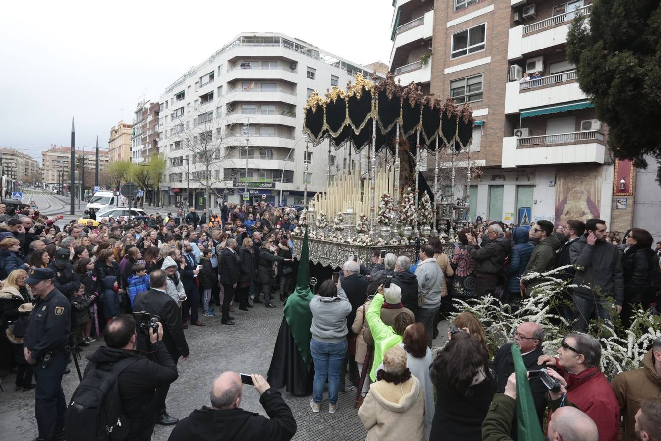 Este Viernes Santo ha vuelto la Legión a Granada. El Cristo de la Buena Muerte ha salido a las calles escoltado por una Escuadra de Gastadores de La Legión. En concreto, las unidades que se han desplazado hasta Granada pertenecen a la Brigada Rey Alfonso XIII II de la Legión con sede en Viator (Almería)