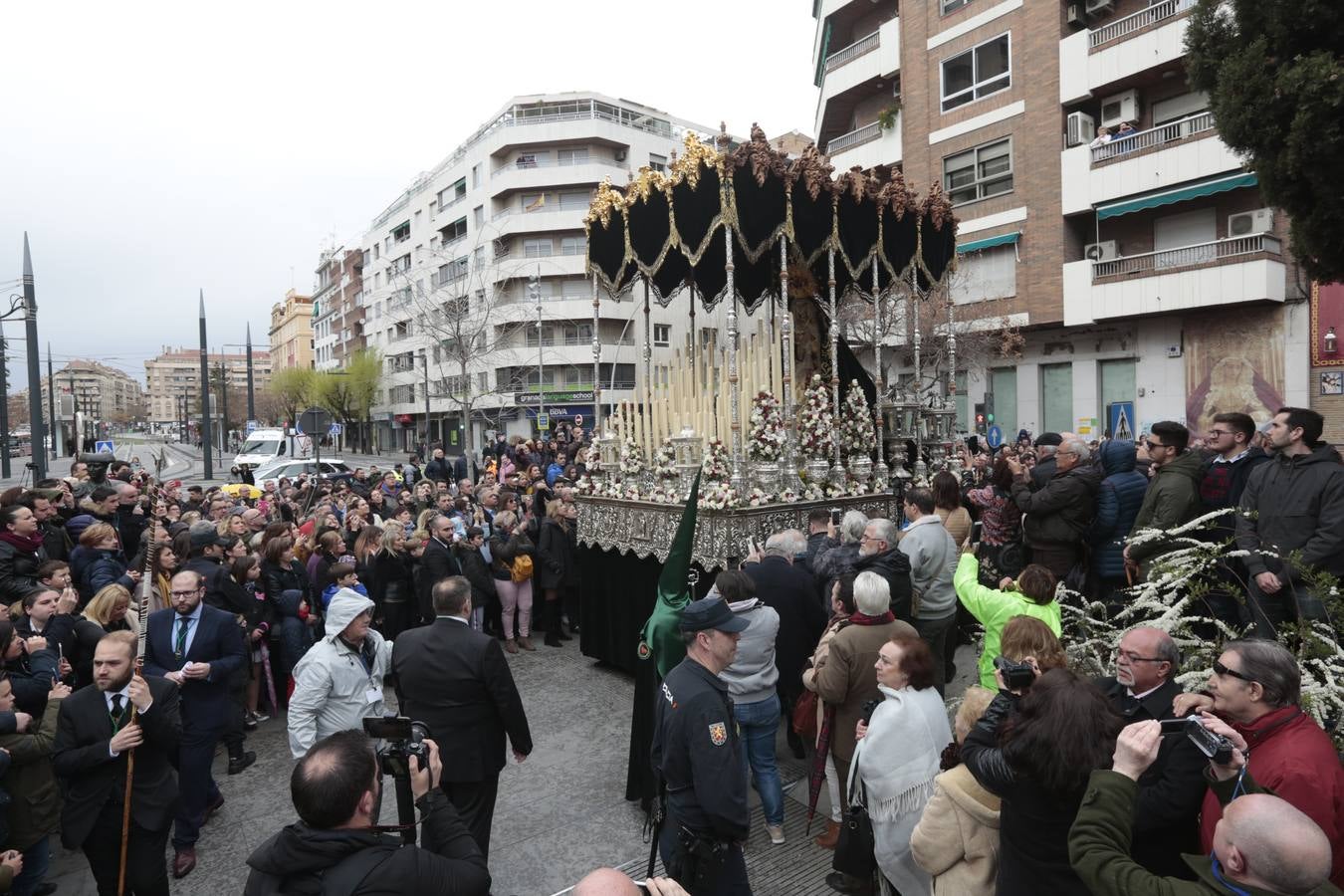 Este Viernes Santo ha vuelto la Legión a Granada. El Cristo de la Buena Muerte ha salido a las calles escoltado por una Escuadra de Gastadores de La Legión. En concreto, las unidades que se han desplazado hasta Granada pertenecen a la Brigada Rey Alfonso XIII II de la Legión con sede en Viator (Almería)