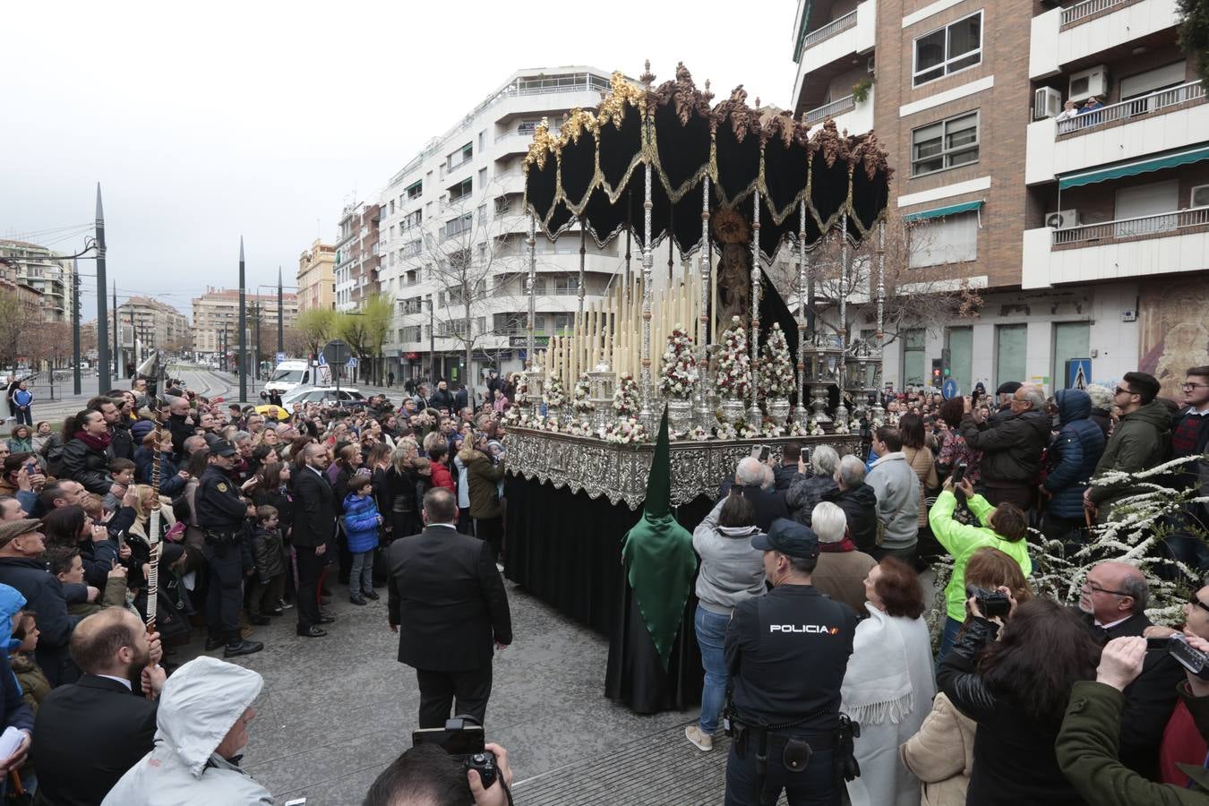 Este Viernes Santo ha vuelto la Legión a Granada. El Cristo de la Buena Muerte ha salido a las calles escoltado por una Escuadra de Gastadores de La Legión. En concreto, las unidades que se han desplazado hasta Granada pertenecen a la Brigada Rey Alfonso XIII II de la Legión con sede en Viator (Almería)