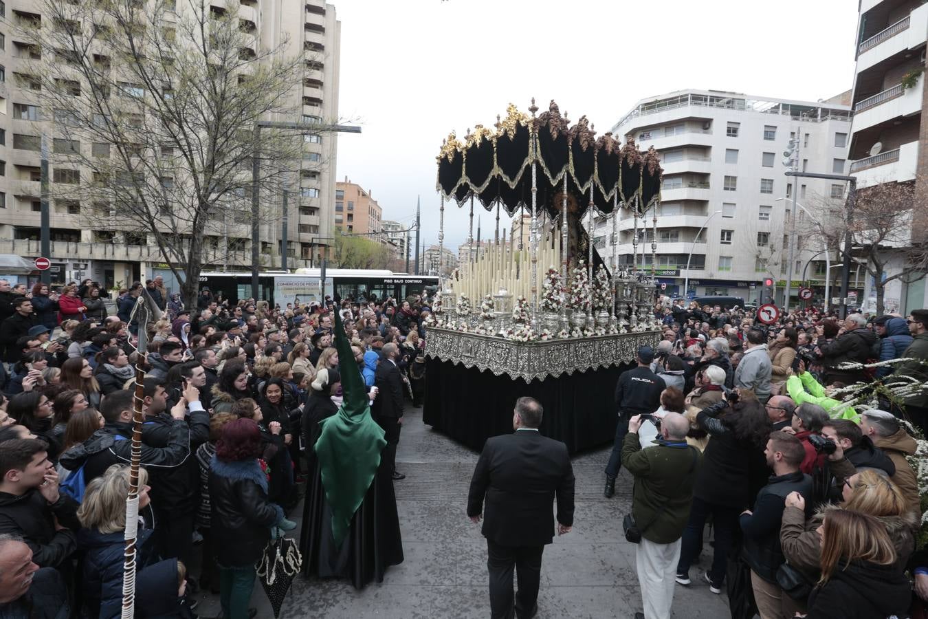 Este Viernes Santo ha vuelto la Legión a Granada. El Cristo de la Buena Muerte ha salido a las calles escoltado por una Escuadra de Gastadores de La Legión. En concreto, las unidades que se han desplazado hasta Granada pertenecen a la Brigada Rey Alfonso XIII II de la Legión con sede en Viator (Almería)