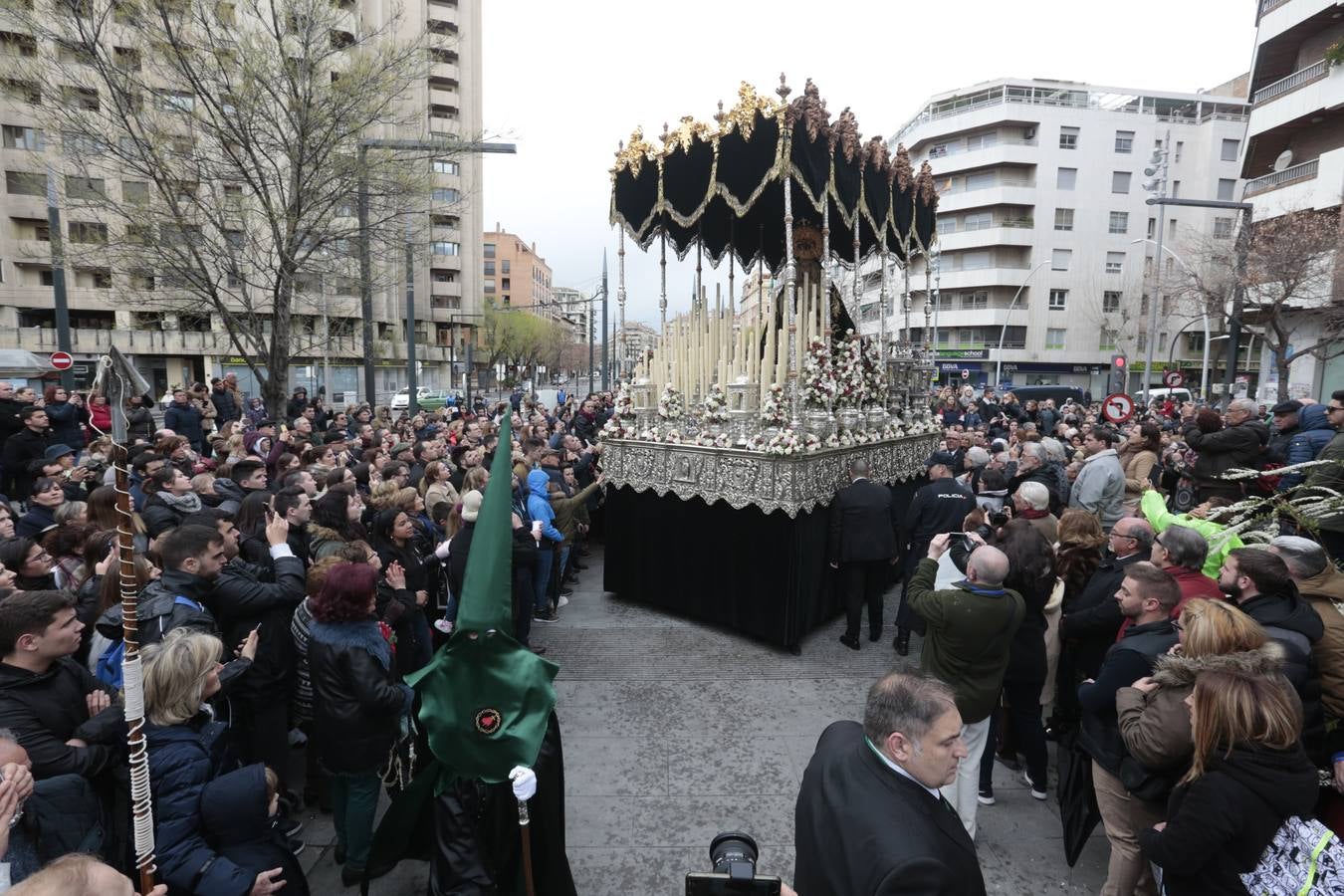 Este Viernes Santo ha vuelto la Legión a Granada. El Cristo de la Buena Muerte ha salido a las calles escoltado por una Escuadra de Gastadores de La Legión. En concreto, las unidades que se han desplazado hasta Granada pertenecen a la Brigada Rey Alfonso XIII II de la Legión con sede en Viator (Almería)