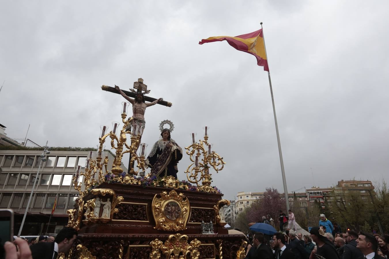 La lluvia obliga a la cofradía a volver a su templo