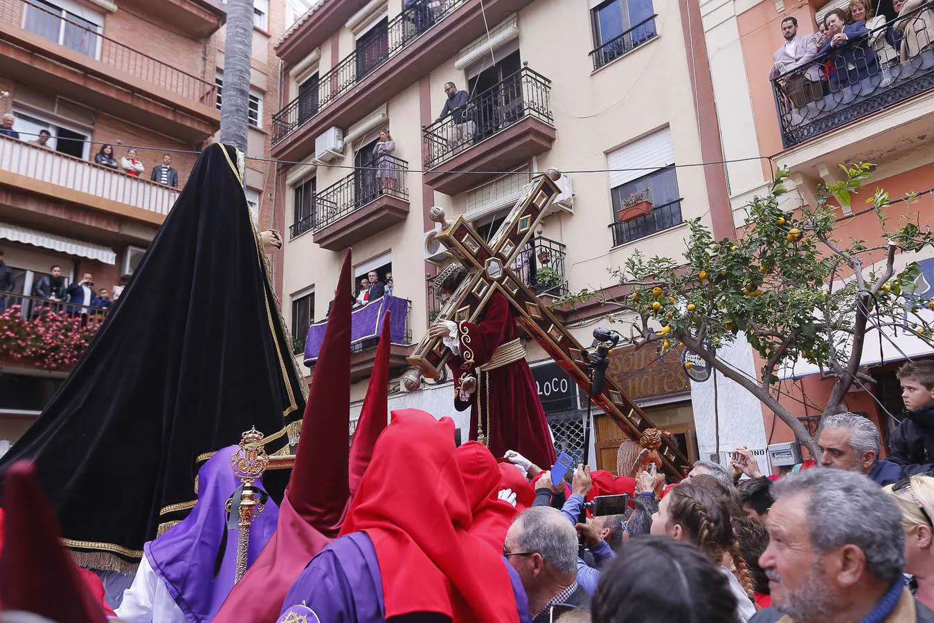 La Semana Santa sexitana sorprende a todo aquel que pasea por la calles del municipio desde el Domingo de Ramos hasta el Domingo de Resurrección. Sin embargo, el Viernes Santo constituye el elemento diferenciador, el día clave que distingue a Almuñécar del resto de ciudades y localidades que celebran su semana grande. ‘El Paso’, organizado por la Agrupación de Hermandades y Cofradías, sorprende año tras año a los que miran este acto con ojos de primerizos.