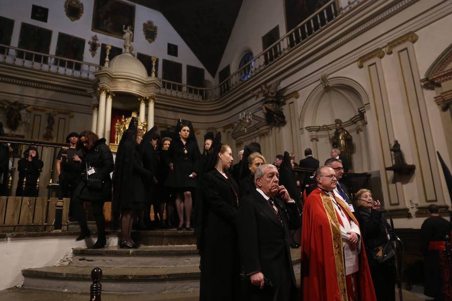 Este Viernes Santo ha estado marcado por las intermitentes precipitaciones que han alterado el normal desfile de algunas cofradías 