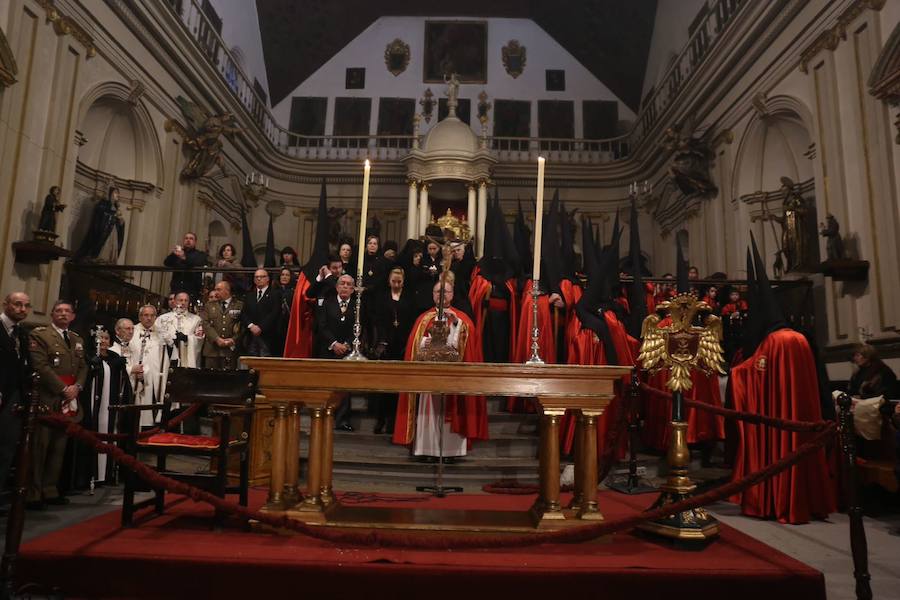 Este Viernes Santo ha estado marcado por las intermitentes precipitaciones que han alterado el normal desfile de algunas cofradías 