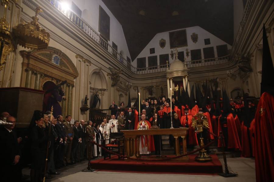 Este Viernes Santo ha estado marcado por las intermitentes precipitaciones que han alterado el normal desfile de algunas cofradías 