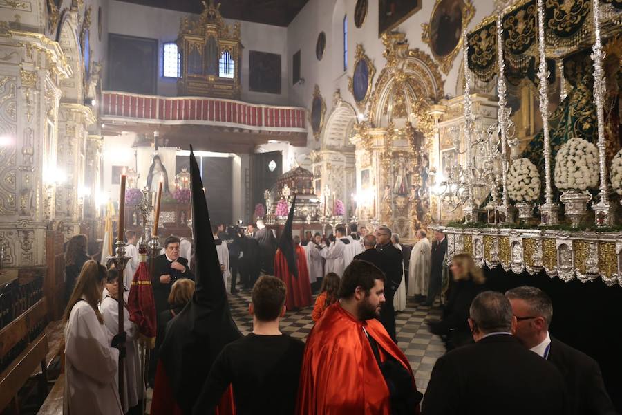 Este Viernes Santo ha estado marcado por las intermitentes precipitaciones que han alterado el normal desfile de algunas cofradías 