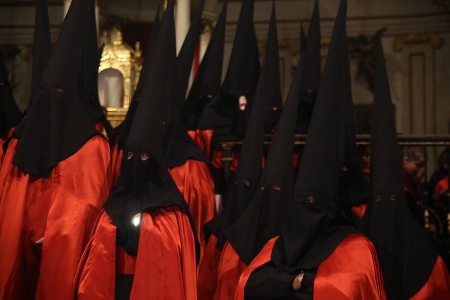 Este Viernes Santo ha estado marcado por las intermitentes precipitaciones que han alterado el normal desfile de algunas cofradías 