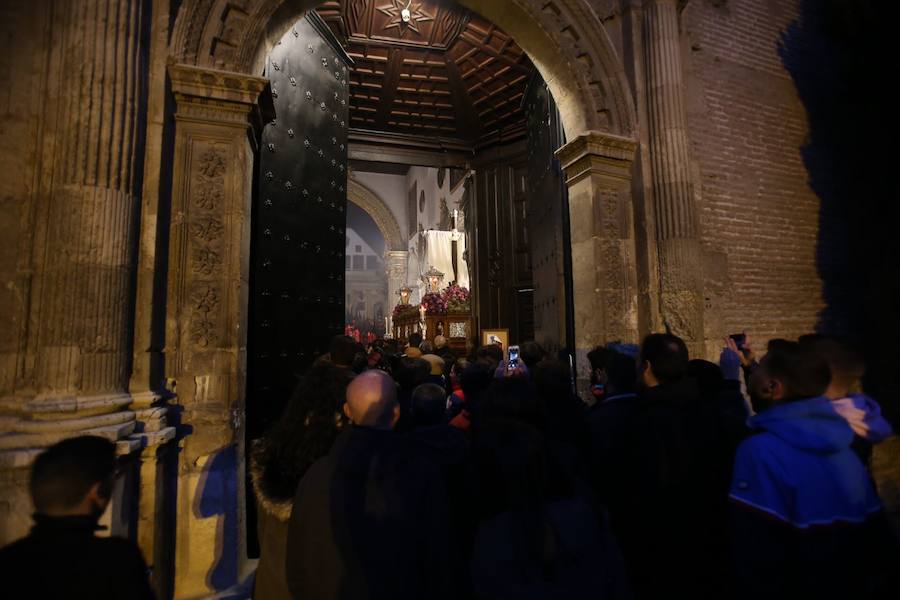 Este Viernes Santo ha estado marcado por las intermitentes precipitaciones que han alterado el normal desfile de algunas cofradías 