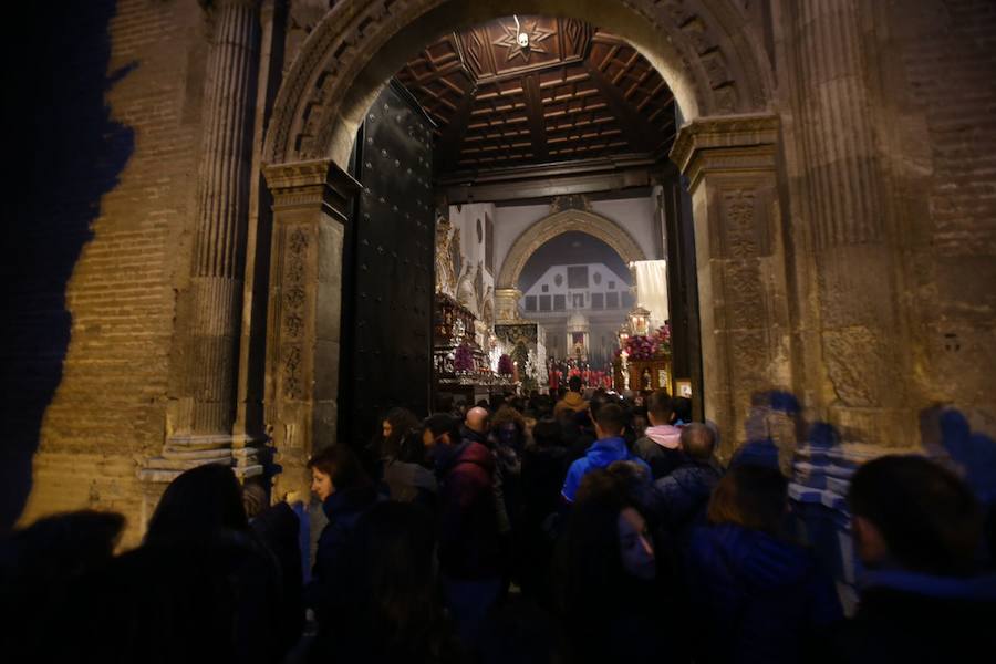 Este Viernes Santo ha estado marcado por las intermitentes precipitaciones que han alterado el normal desfile de algunas cofradías 