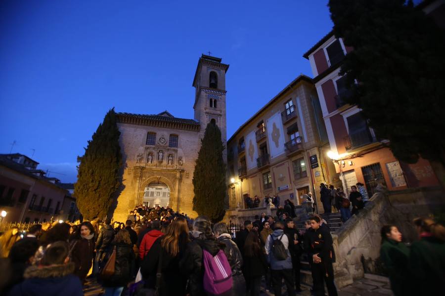 Este Viernes Santo ha estado marcado por las intermitentes precipitaciones que han alterado el normal desfile de algunas cofradías 