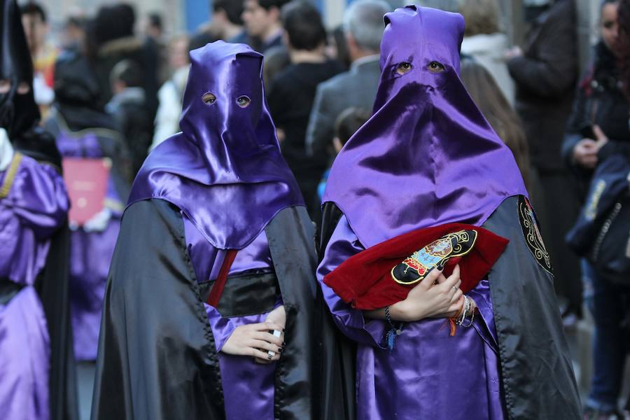 La Hermandad de la Vera-Cruz realizó una espléndida estación de penitencia en el Jueves Santo jienense | María Santísima de los Dolores lució en su parte frontal un homenaje al niño Gabriel Cruz, hallado muerto en Almería hace unas semanas